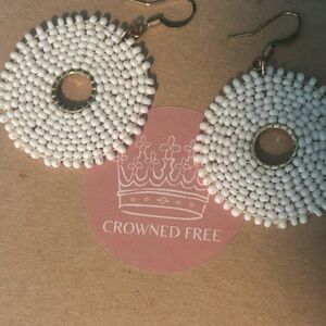 Crowned free white seed bead earrings
